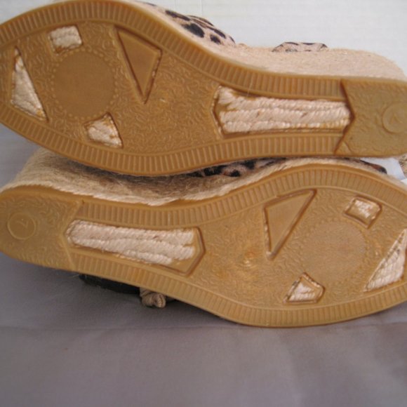 Andre Assous Leopard Calf Hair Wedge Espadrille Sandals, 7-Like Brand New - Picture 7 of 9